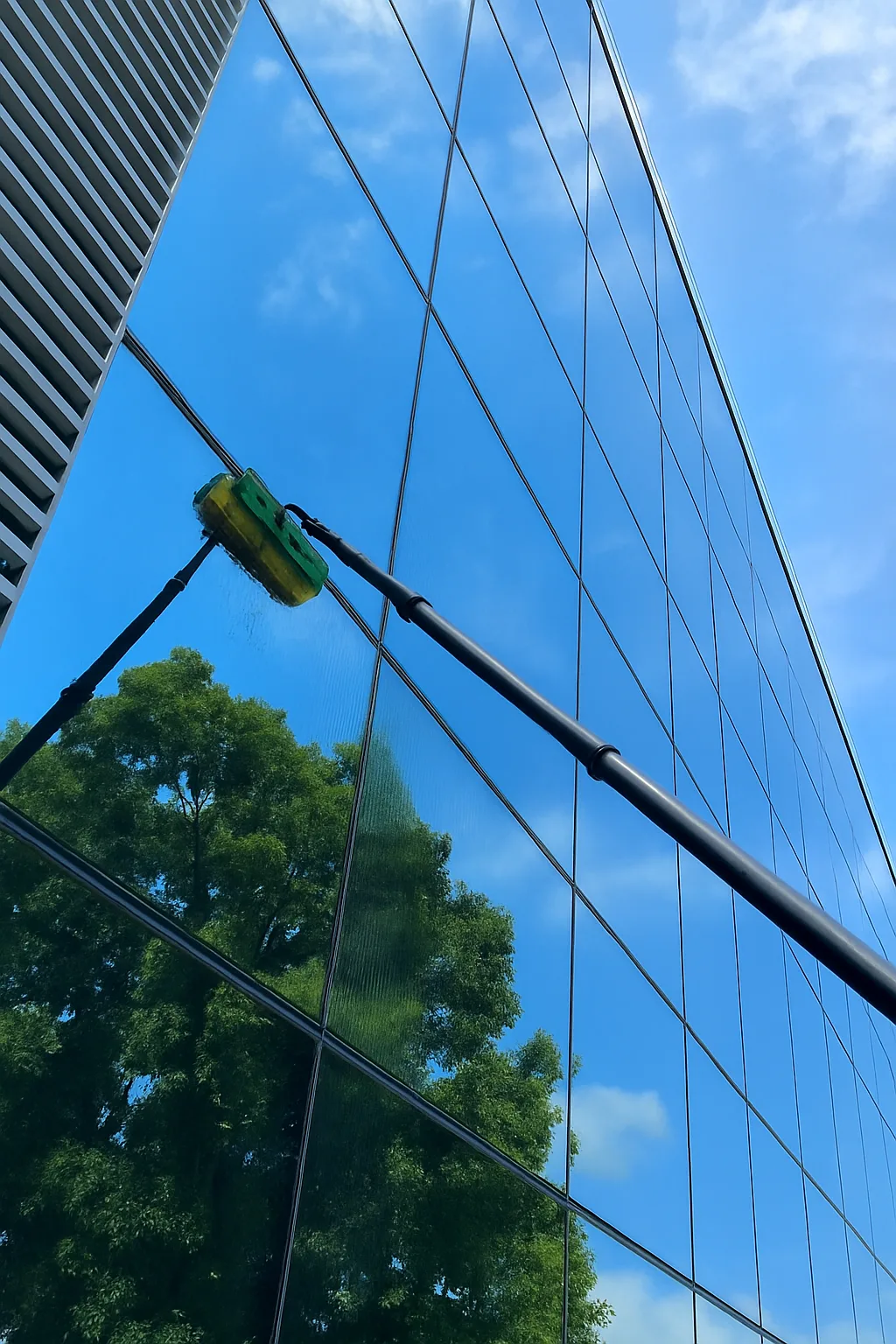 Limpeza de Vidros e Fachadas – O Reflexo Técnico do Patrimônio