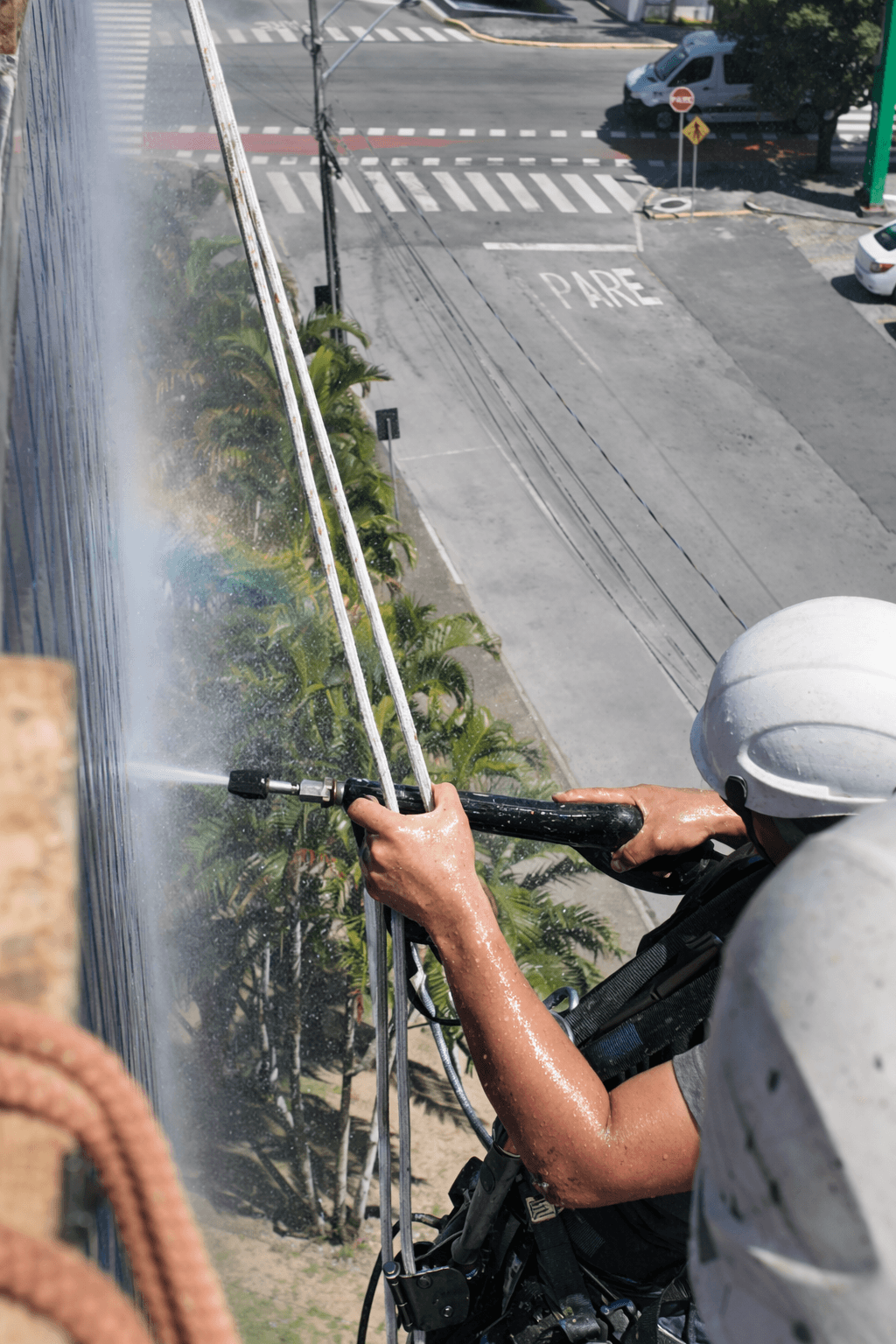 Limpeza de fachada predial em Florianópolis: cuidado técnico com quem entende de altura