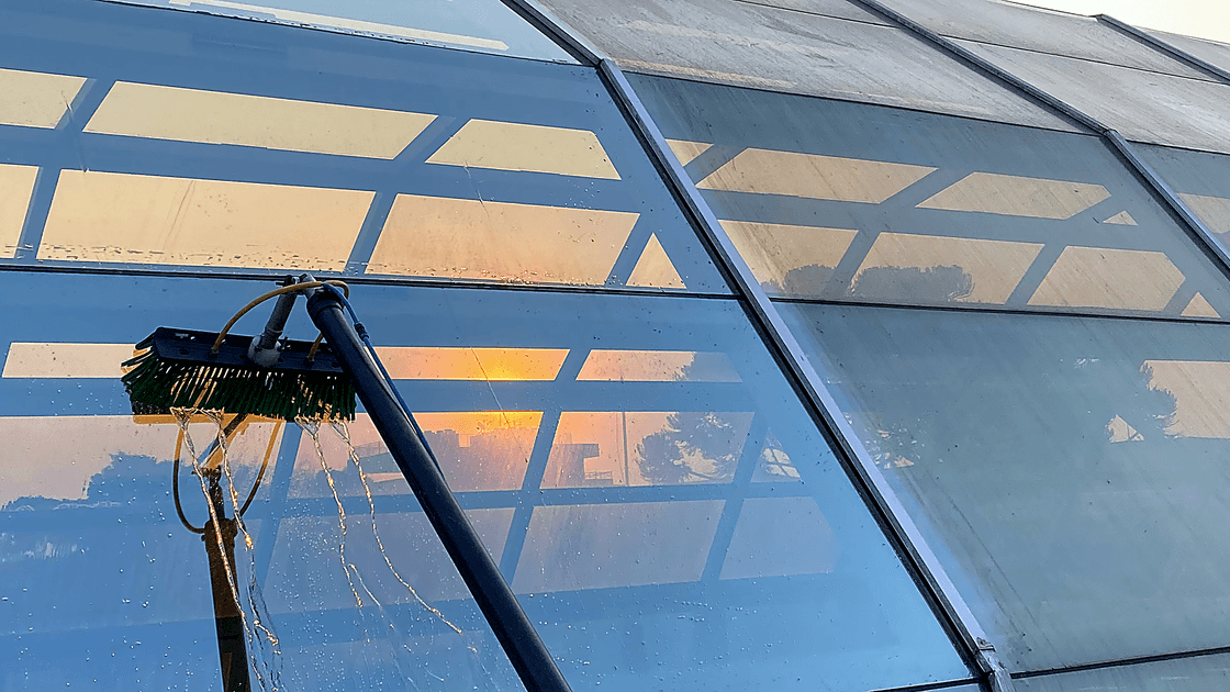 Limpeza de fachadas em Balneário Camboriú: tecnologia, segurança e valorização com a Excelência BC