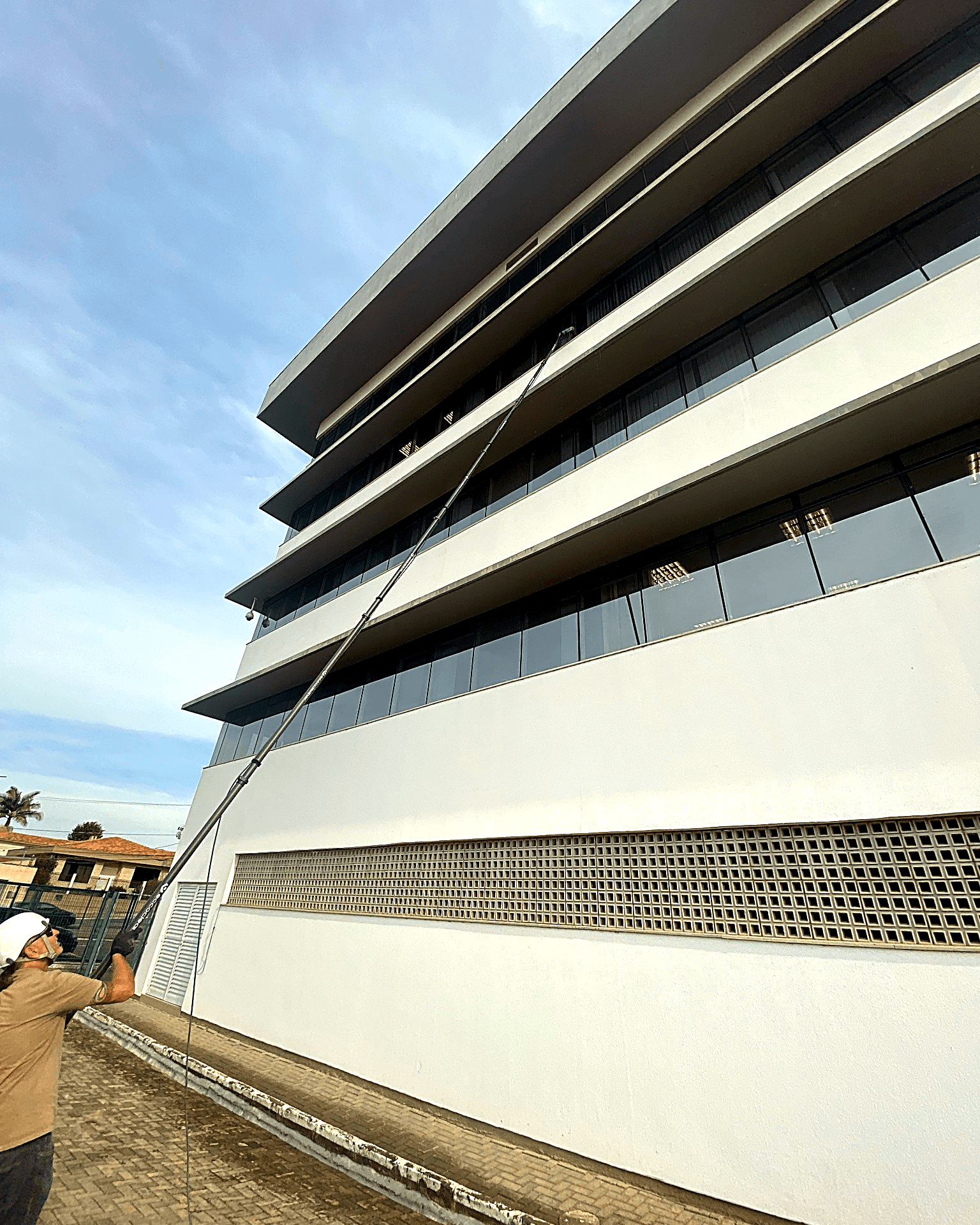 Limpeza de fachada com o bastão de carbono