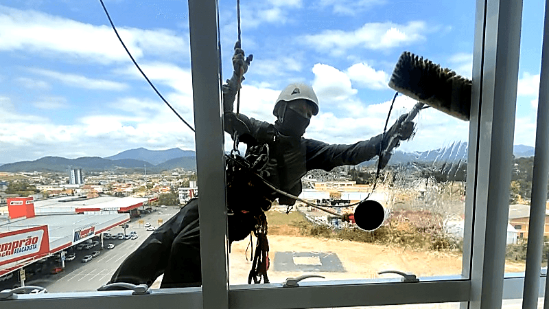 Limpeza de fachada de vidro em Navegantes