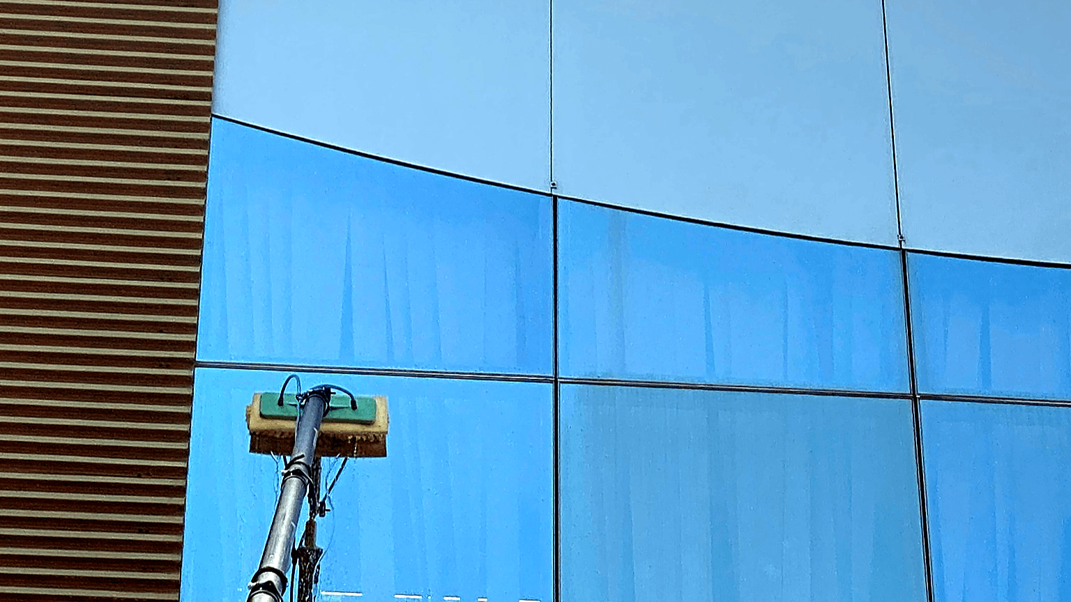 Limpeza de fachada de vidro em Florianópolis