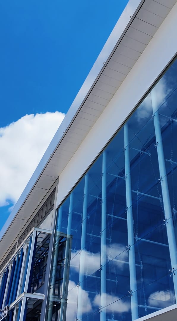 Limpeza de fachada de vidro em Itajaí